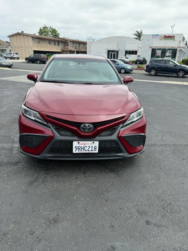 2018 Toyota Camry SE – Premium Pre-Owned Sedan